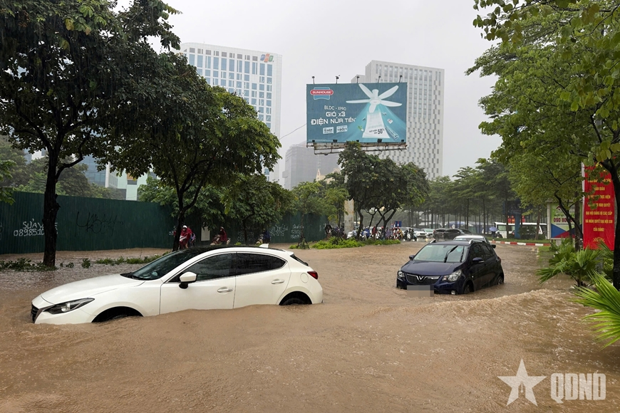 Hà Nội: Mưa lớn suốt đêm, ngập lụt nhiều tuyến đường